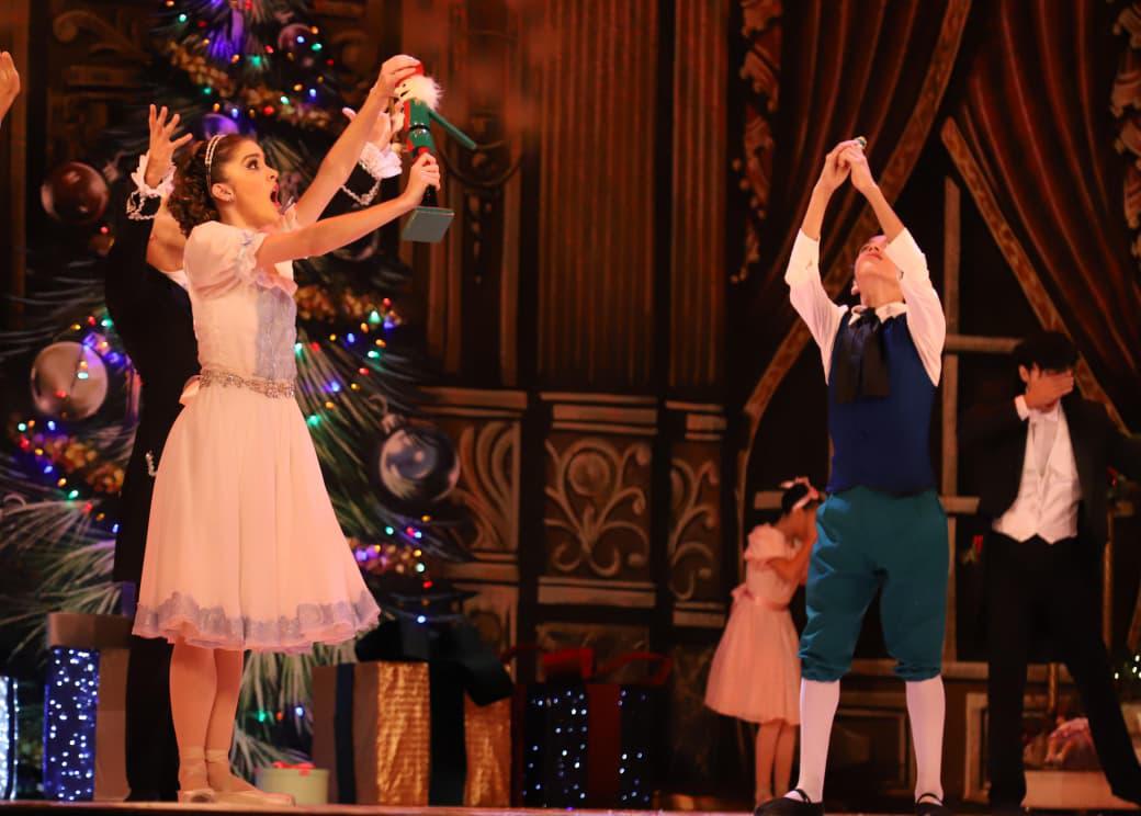 $!Clarita observa con angustia el momento en que su querido cascanueces se rompe durante la fiesta navideña.