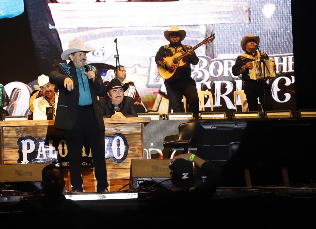 $!Rosendo Cantú llevó al público por un recorrido musical lleno de ritmo y sentimiento.