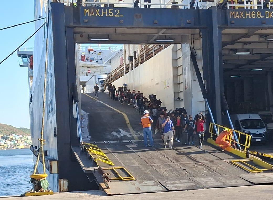 $!Los adolescentes, entre ellos una mujer, arribaron primero a La Paz y luego fueron trasladados en un ferry, llegando ayer a Topolobampo.