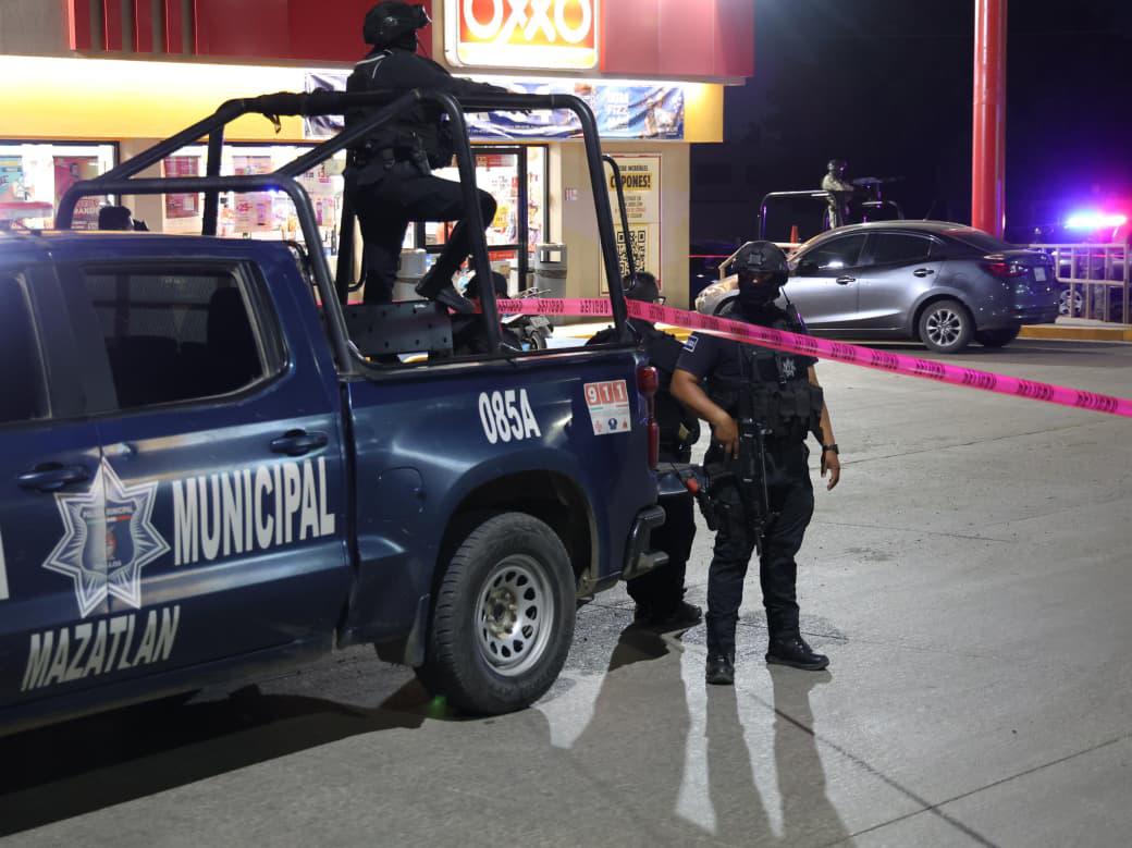 $!Balean a un conductor, logra llegar hasta una tienda de autoservicio y lo trasladan en otro vehículo a una clínica de Mazatlán