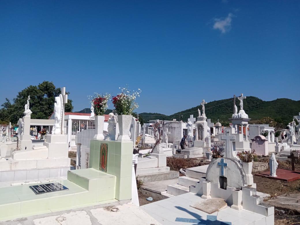 $!Tranquilo, Día de los Angelitos en el panteón municipal de Rosario