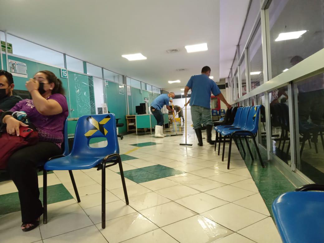 $!Seguro ‘nuevo’ del IMSS en Mazatlán se inunda de aguas negras