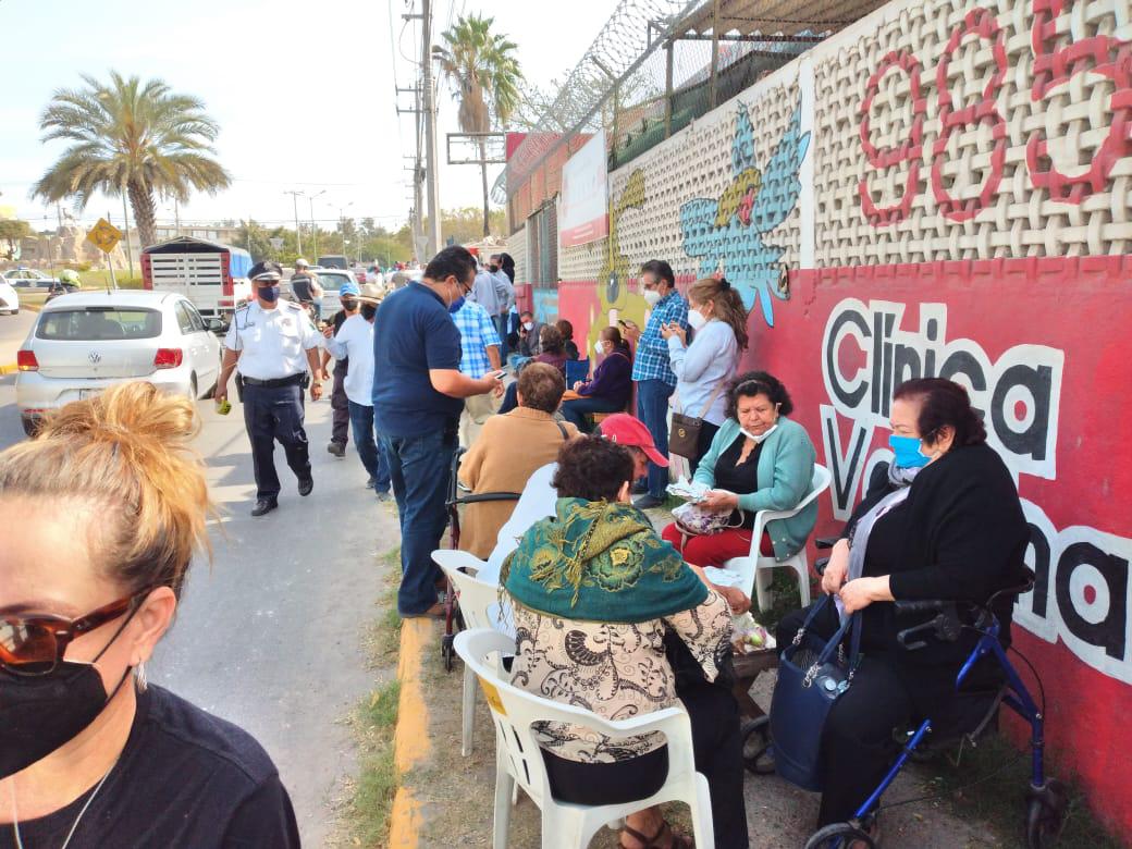 $!Polideportivo de la UAS en Mazatlán se satura por demanda de vacunas contra el Covid-19