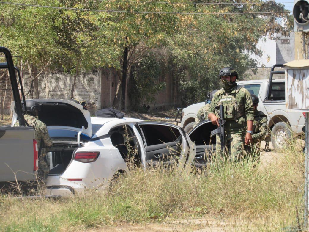 $!Detienen a cuatro hombres y les aseguran un auto y armas largas en la colonia Valle del Ejido de Mazatlán