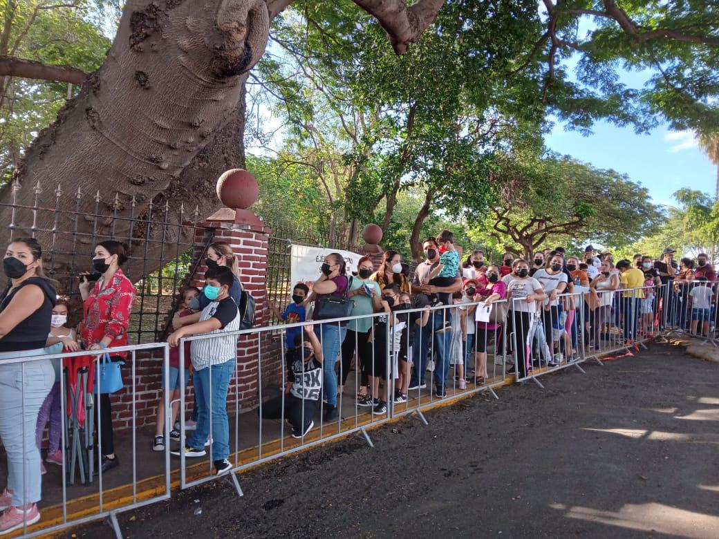 $!Con fila kilométrica inicia en Culiacán vacunación contra Covid a menores de 5 a 11 años