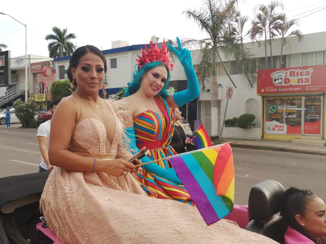 $!Toñita encabeza la marcha en Culiacán. Aquí al lado de la vlogger sinaloense El Vizcocho.