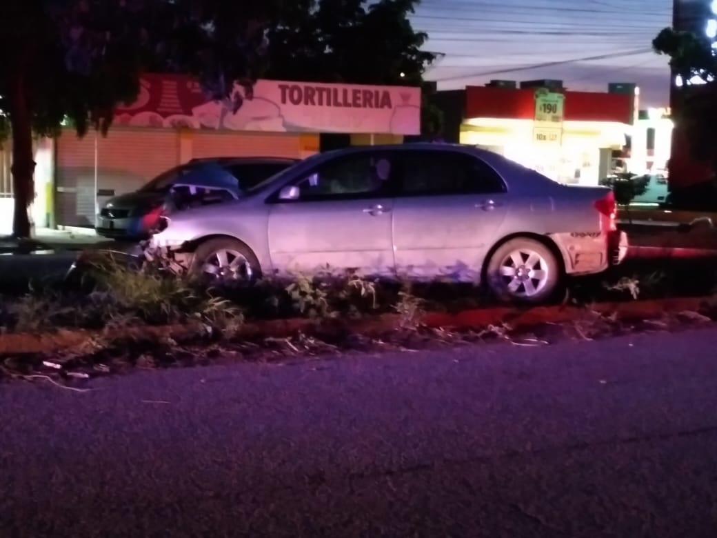 $!En Culiacán, copiloto de automóvil resulta lesionado al chocar en Bachigualato
