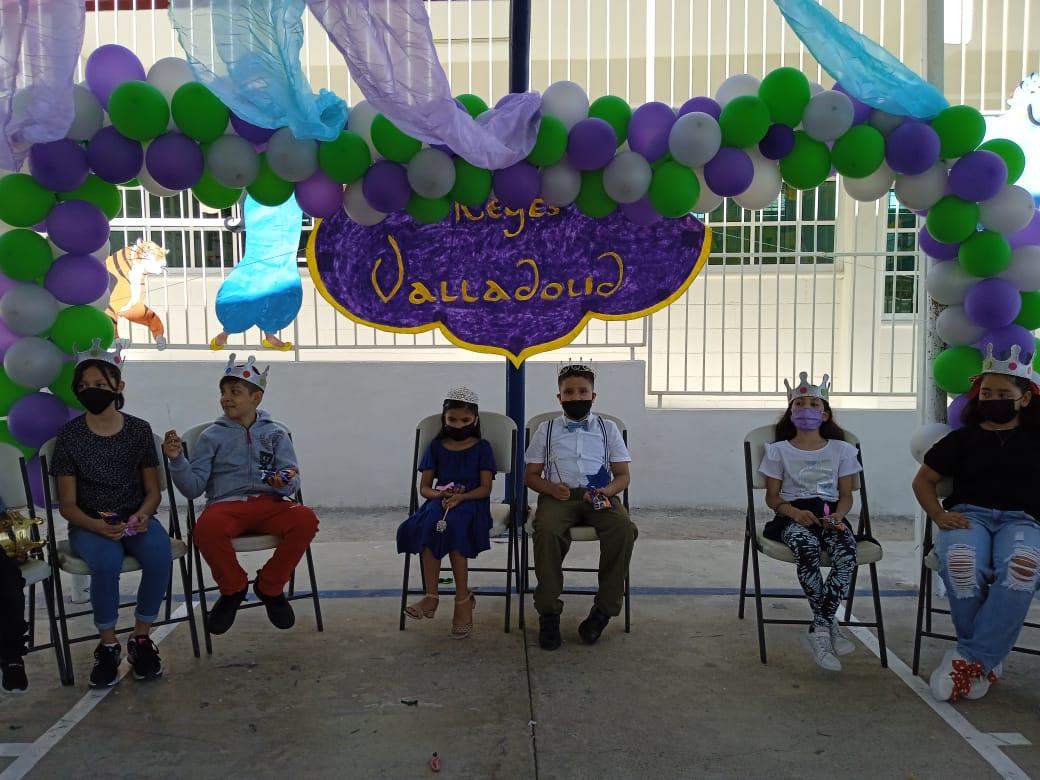 $!La corte real del Colegio Valladolid Unidad Centro con sus respectivas coronas.