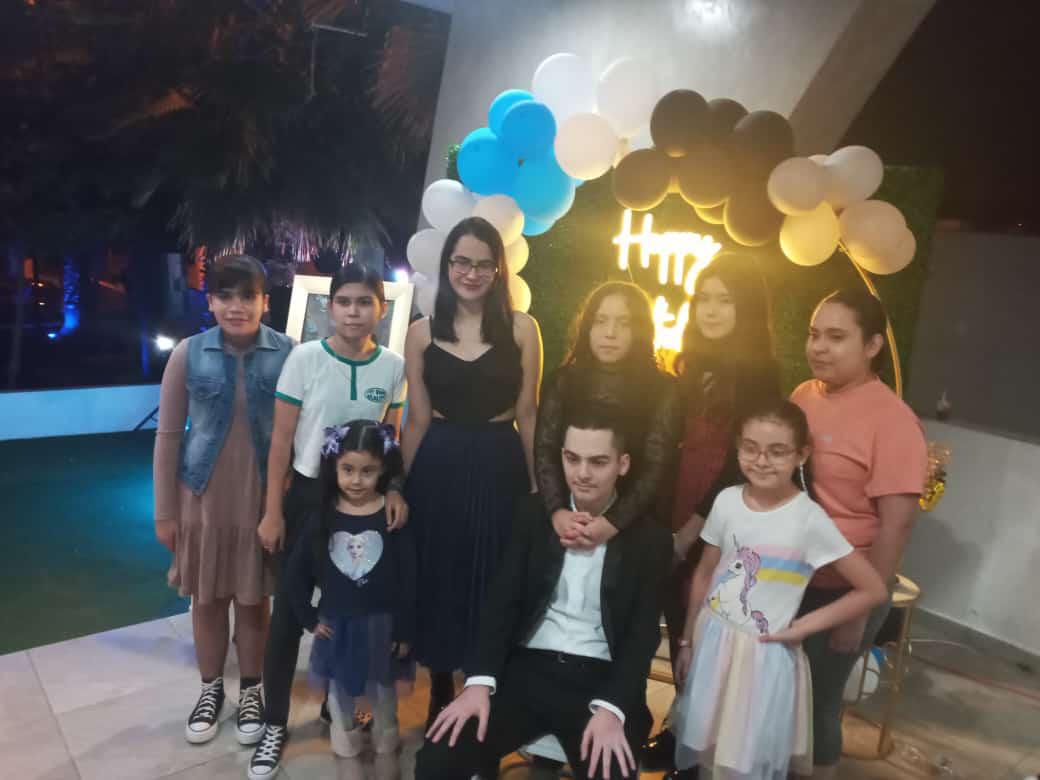 $!Sus primos del lado materno lo acompañaron en su fiesta.