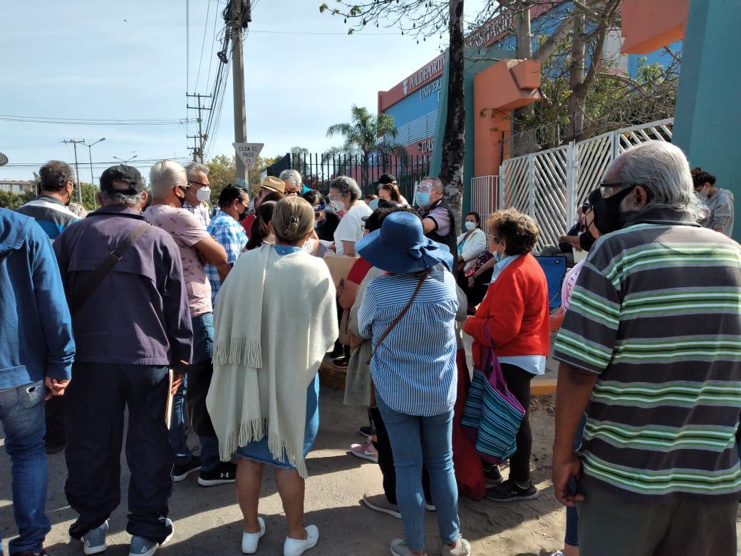 $!Polideportivo de la UAS en Mazatlán se satura por demanda de vacunas contra el Covid-19