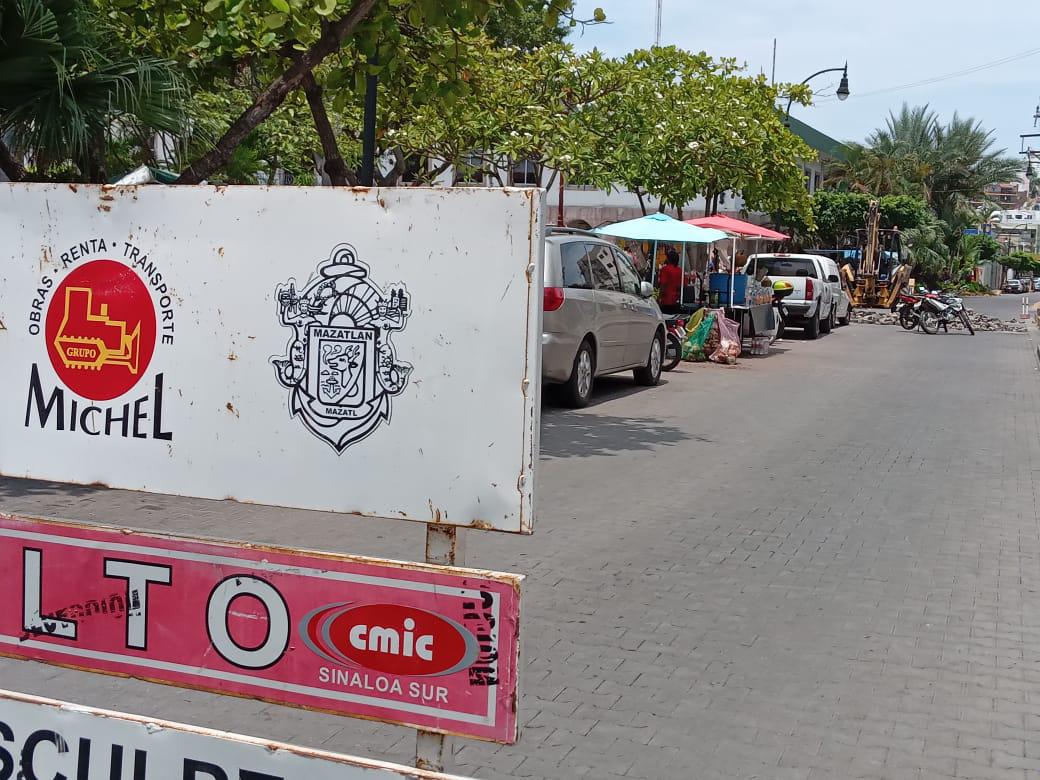 $!En Mazatlán, cierran tramo de Calle 21 de Marzo por reparaciones de drenaje y adoquín