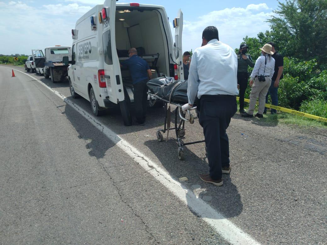 $!Tras volcadura, una persona muere y 4 resultan heridas en la Autopista Benito Juárez, en Navolato