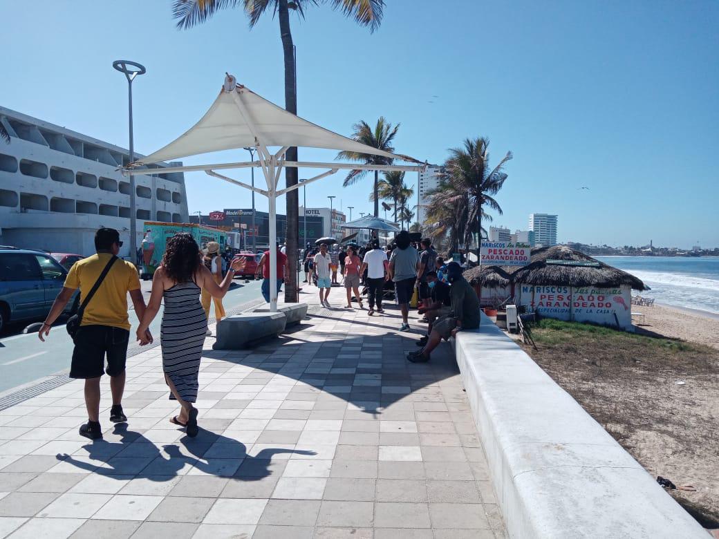 $!En Mazatlán, grabación de serie genera tráfico en el malecón y roces de personal de seguridad con la prensa