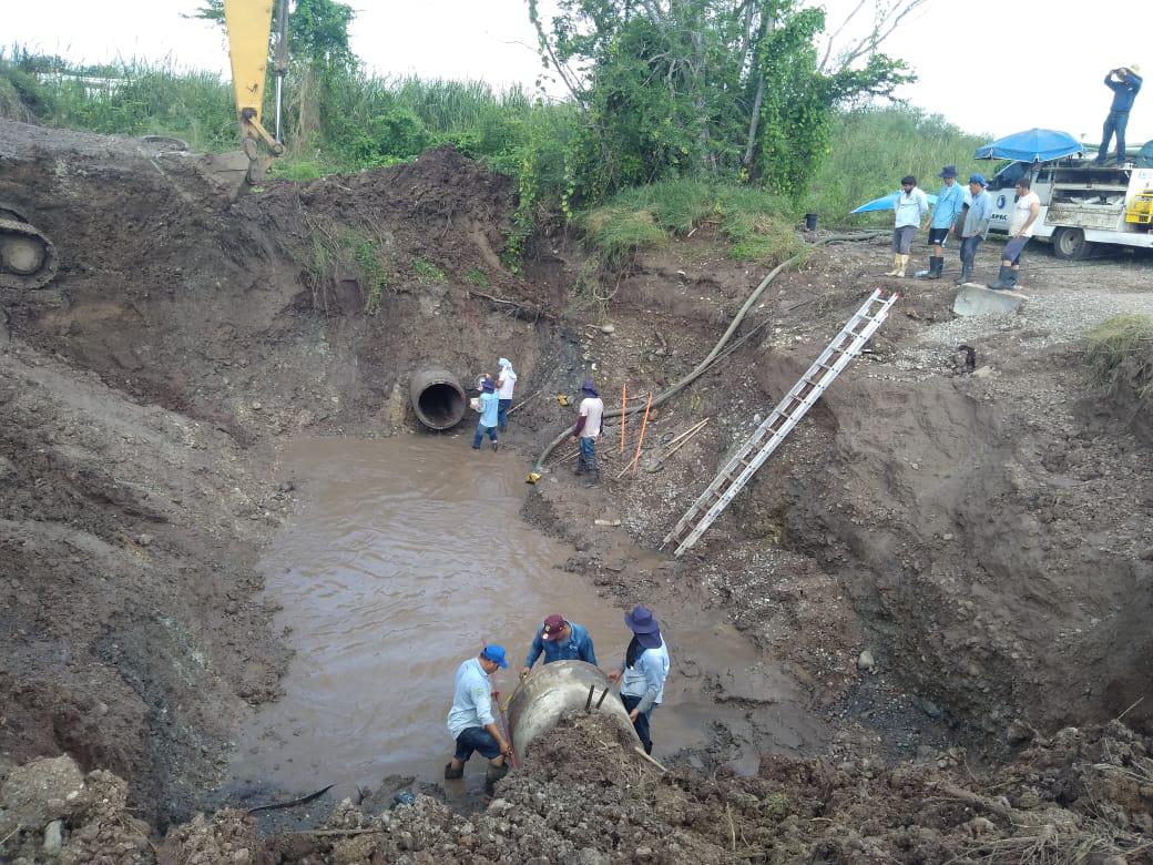 $!Sur de Culiacán sigue sin agua por falla en tubería; prevén terminar hoy reparación