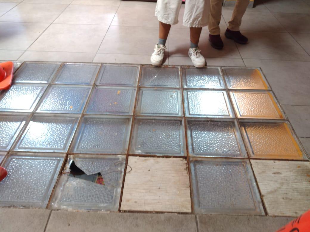 $!Se rompen tragaluces de la planta alta del mercado Pino Suárez, en Mazatlán