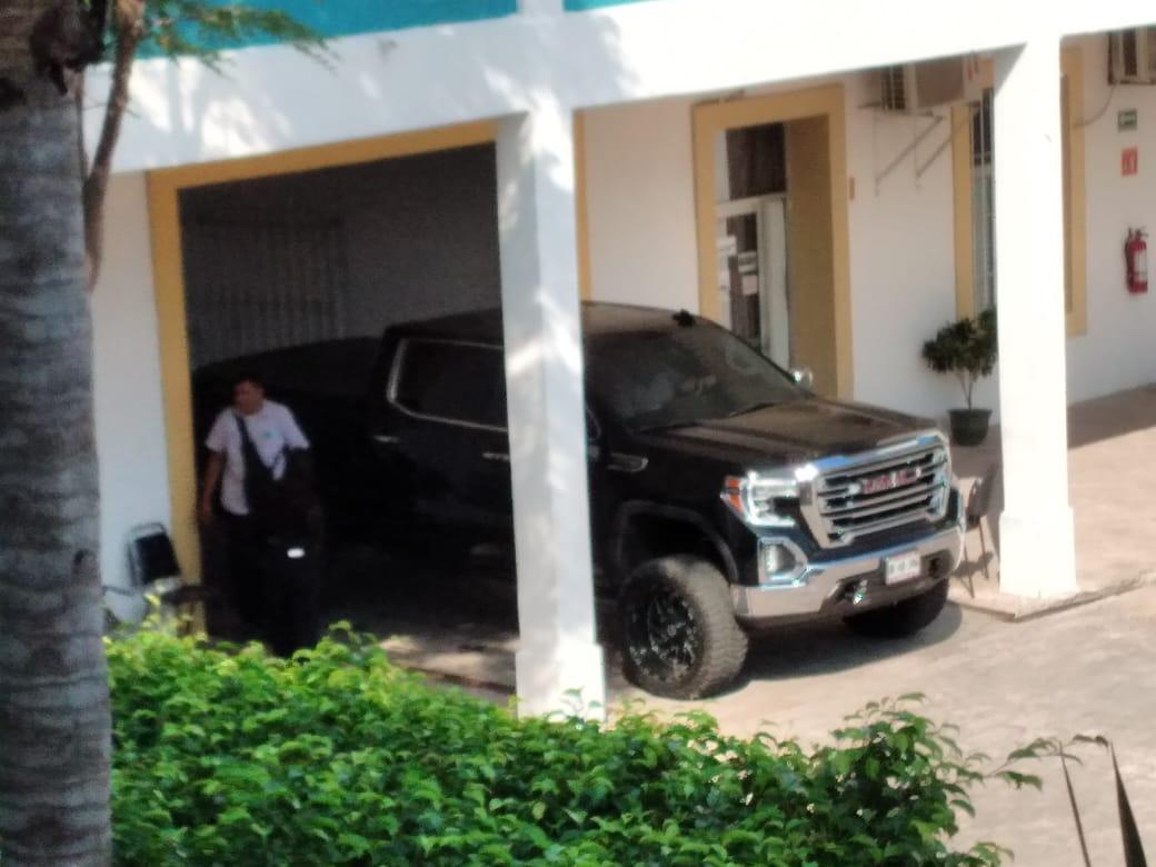 $!‘Estrena’ El Químico camioneta; la Tahoe la trae la secretaria de la Presidencia de Mazatlán