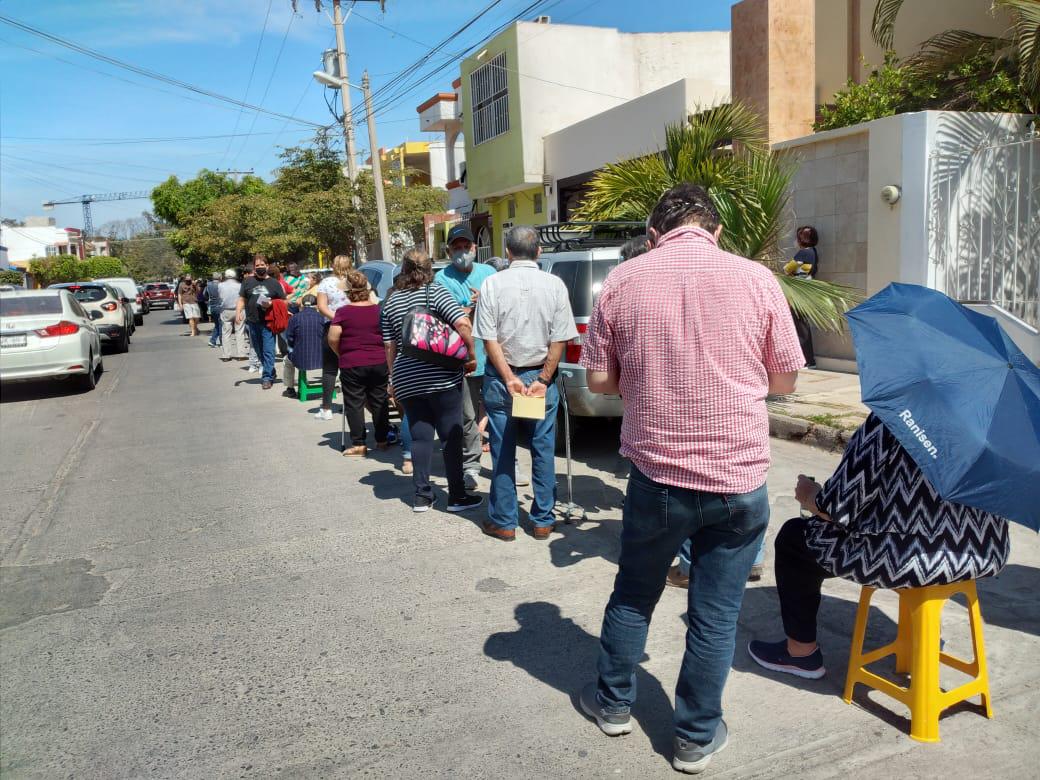 $!Con retrasos, desorganización y reclamos, inicia en Mazatlán la vacunación contra el Covid-19