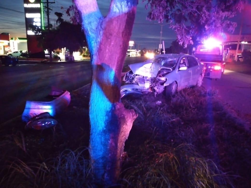 $!En Culiacán, copiloto de automóvil resulta lesionado al chocar en Bachigualato