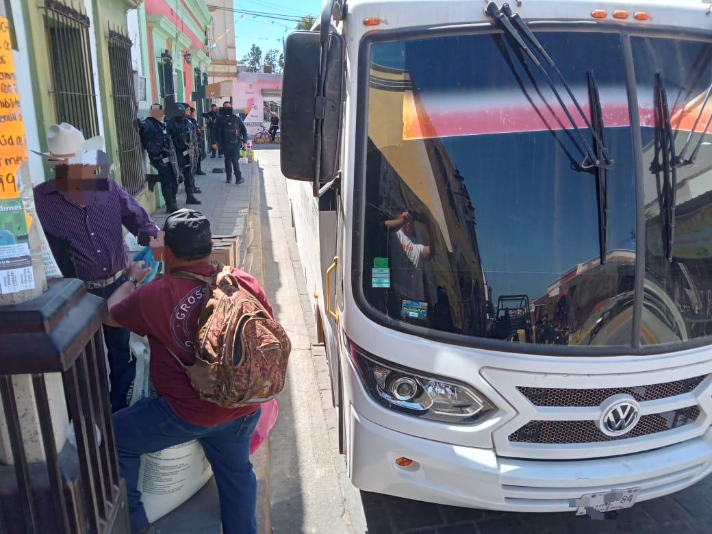 $!Apoyan a familias a descender de la zona serrana de Rosario para adquirir víveres