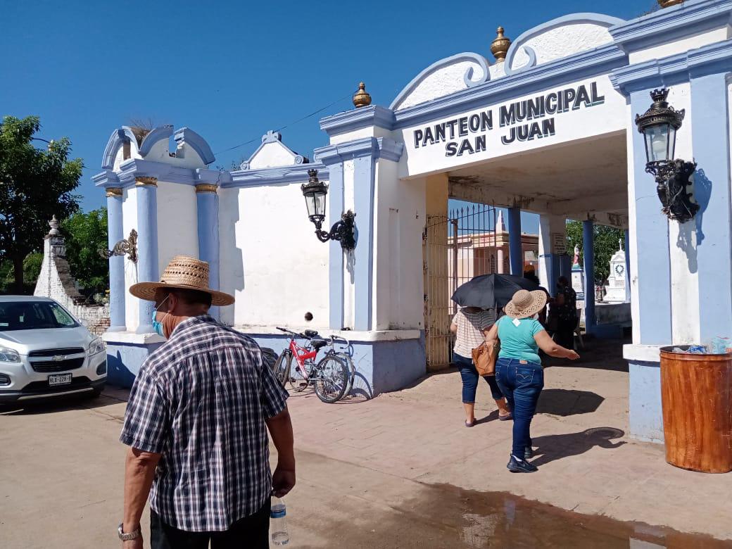 $!Familias acuden al panteón San Juan de Rosario, a llevar flores a sus difuntos