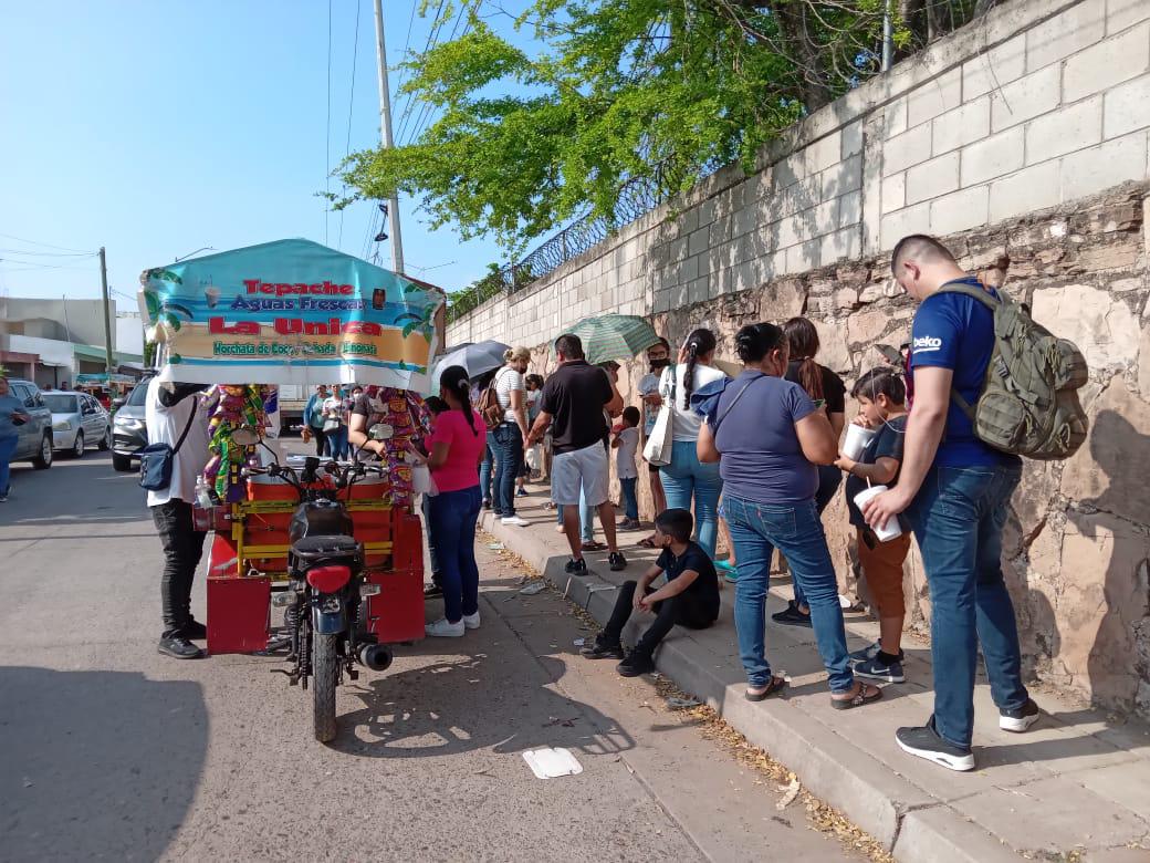 $!Se registra fila de más de un kilómetro para recibir vacuna pediátrica en la Novena Zona Militar, en Culiacán