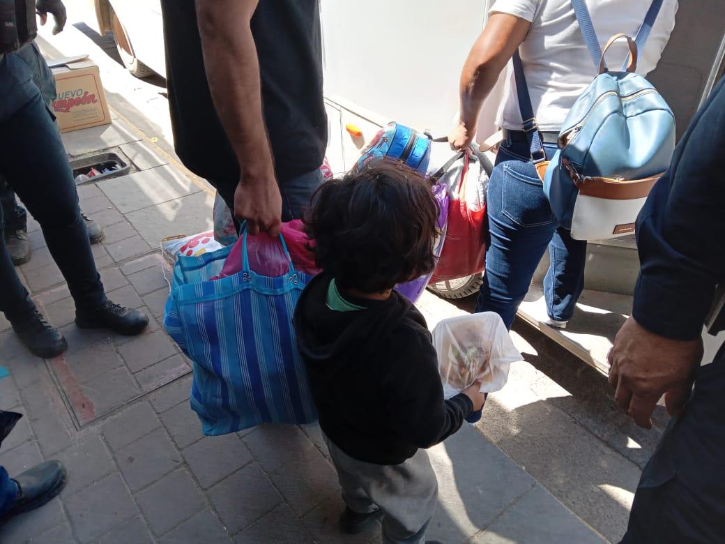 $!Apoyan a familias a descender de la zona serrana de Rosario para adquirir víveres