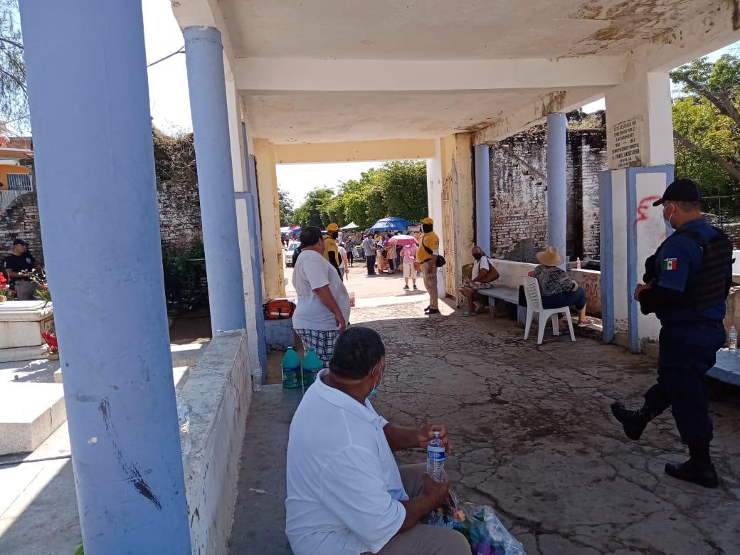 $!Familias acuden al panteón San Juan de Rosario, a llevar flores a sus difuntos