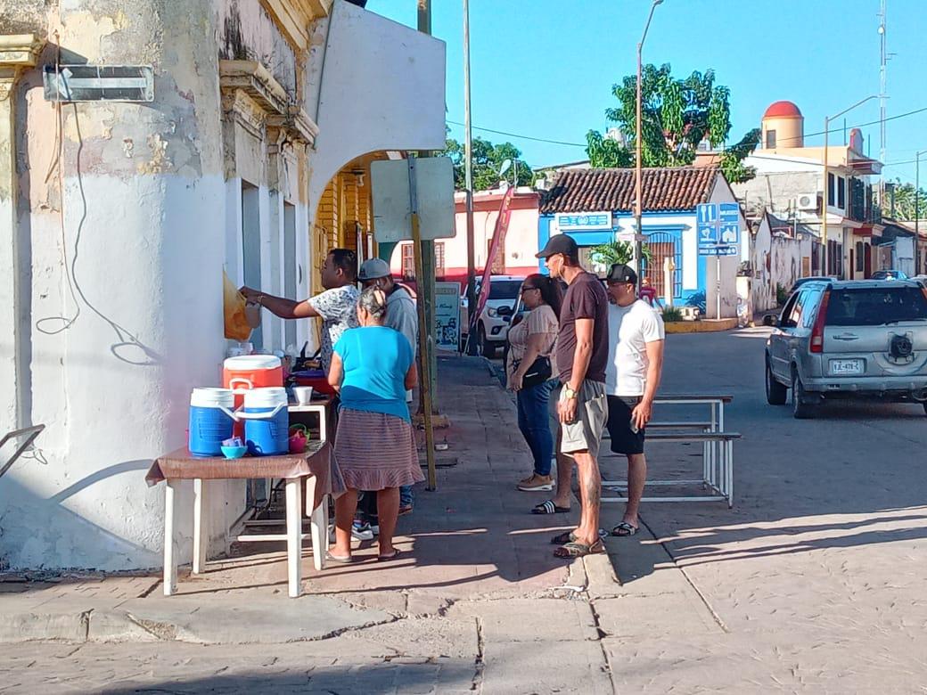 $!Inicia la tradicional venta de atole y gorditas en Rosario
