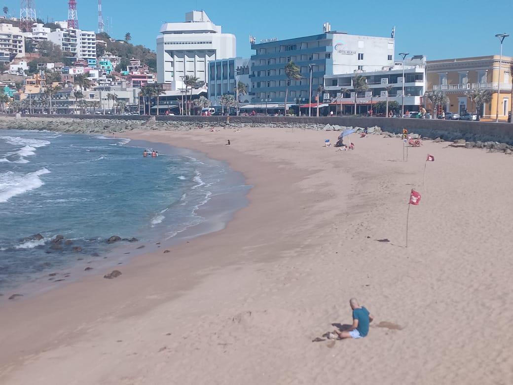 $!De nuevo, corren aguas por colector Roosevelt hacia playa Olas Altas, en Mazatlán