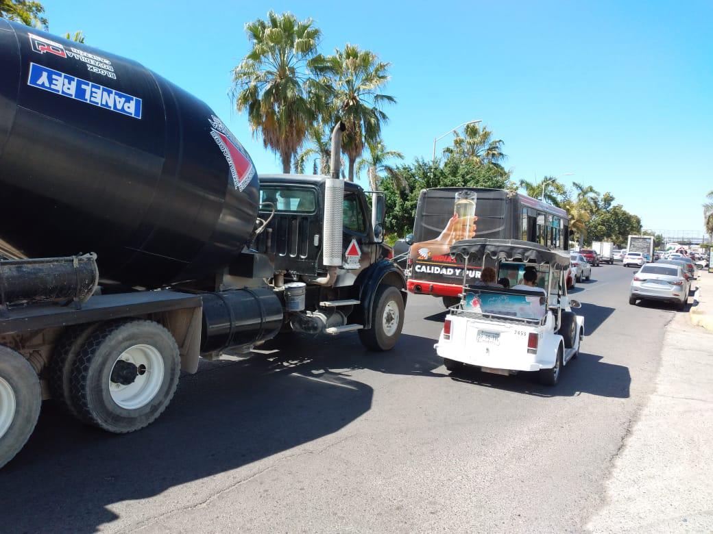 $!Se registra fuerte tráfico vial en las avenidas Río Piaxtla y Ejército Mexicano, de Mazatlán
