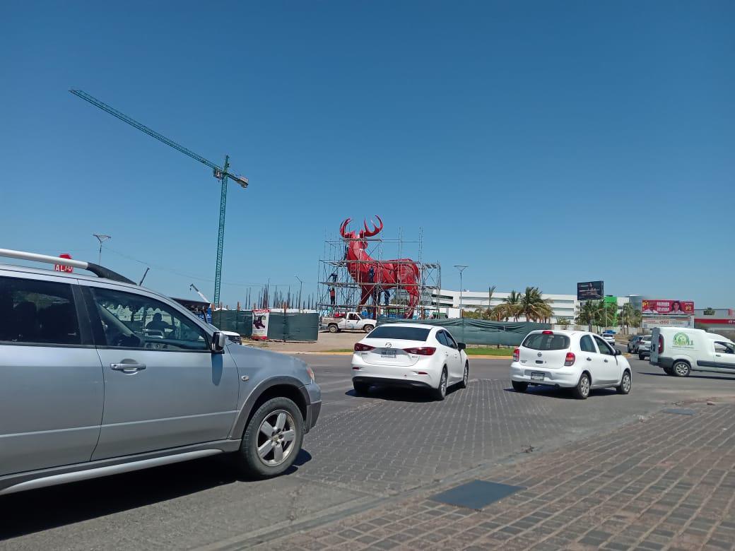 $!Continúa instalación de nuevo Monumento al Venado, en la Marina, en Mazatlán