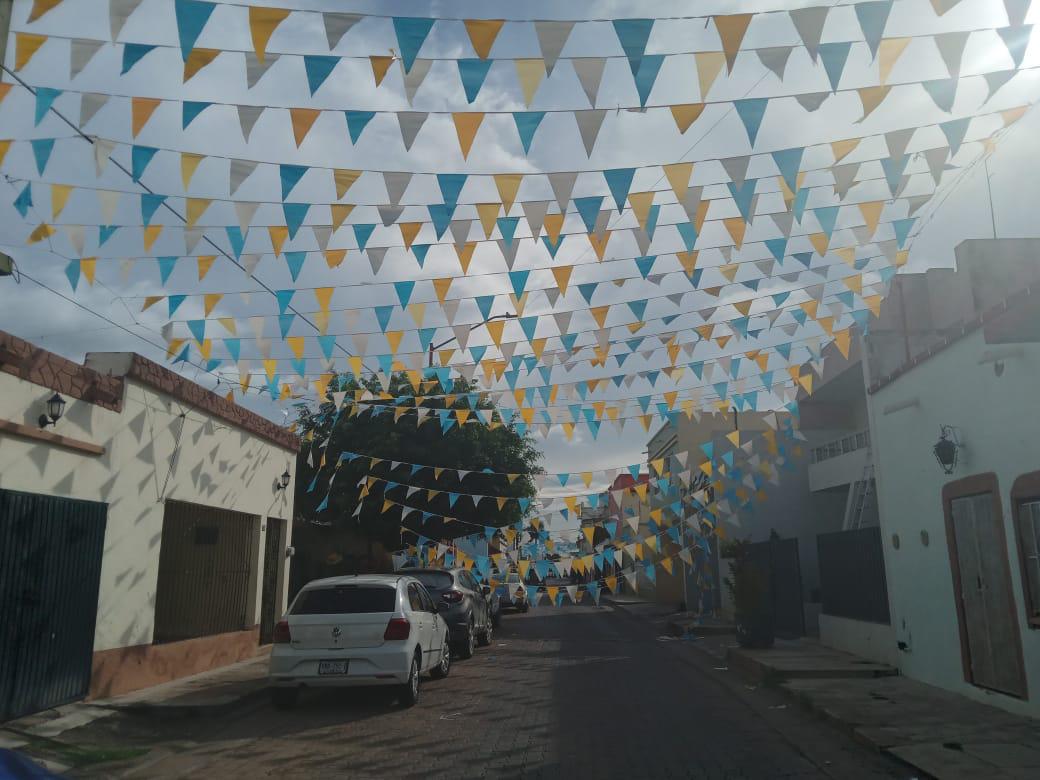 $!Familias decoran calles para recibir a Nuestra Señora del Rosario