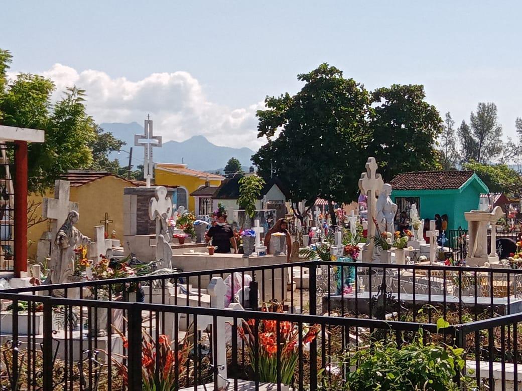 $!Familias acuden al panteón San Juan de Rosario, a llevar flores a sus difuntos