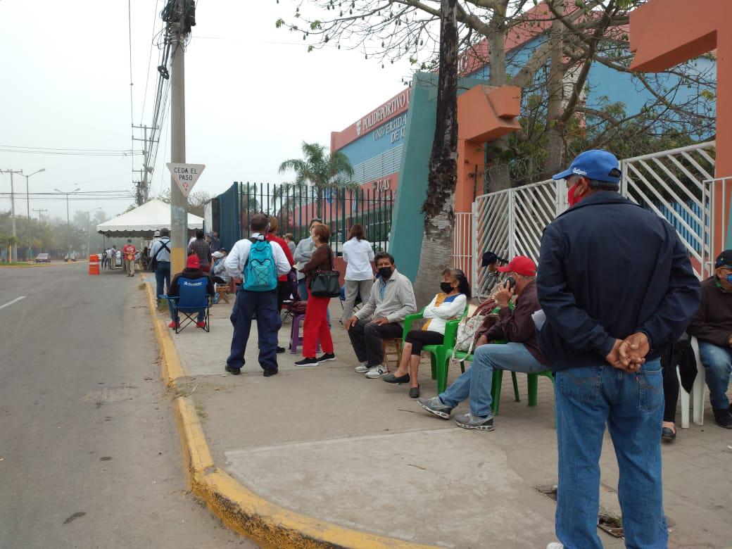$!Cientos de adultos mayores madrugan para vacunarse contra el Covid-19 en el Polideportivo de la UAS