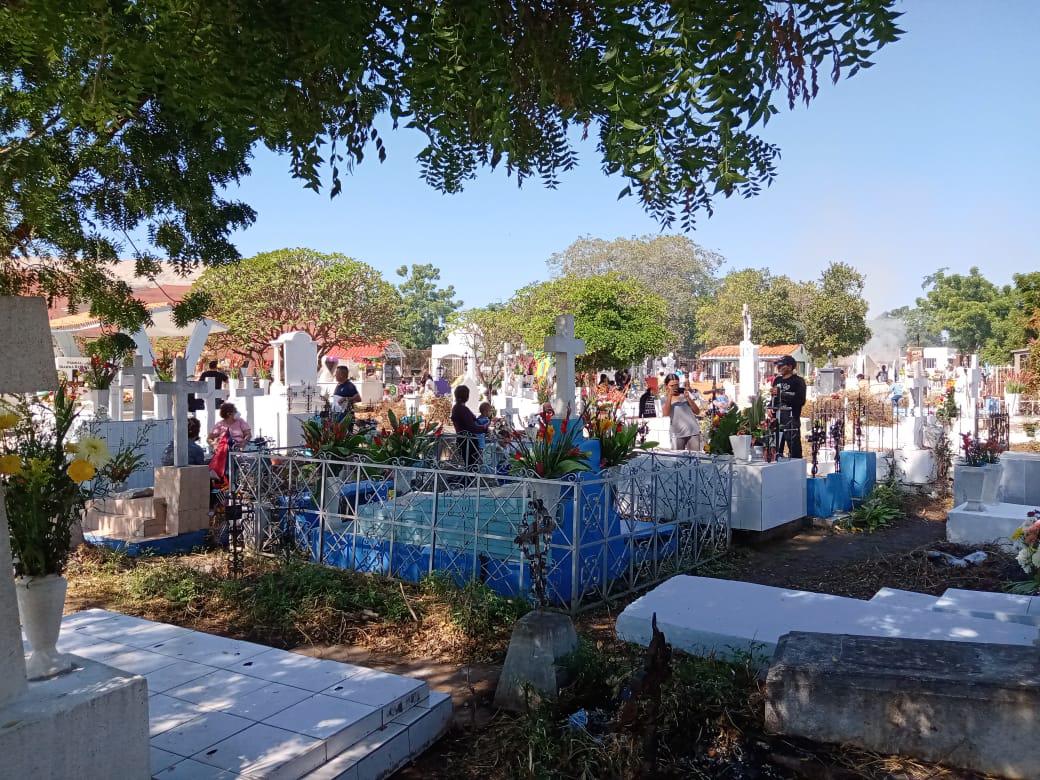 $!Familias acuden al panteón San Juan de Rosario, a llevar flores a sus difuntos