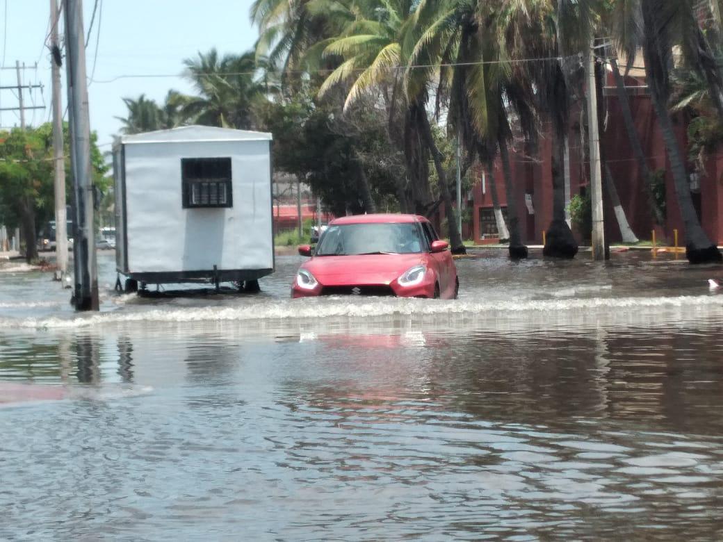 $!Lluvias en Mazatlán causan inundaciones en varias vialidades