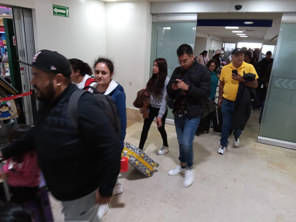 $!Arriban turistas al Aeropuerto de Mazatlán para disfrutar del Carnaval