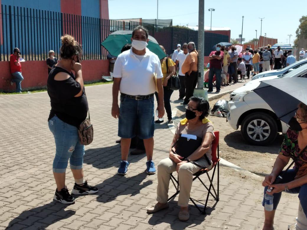 $!En el Polideportivo de la UAS, en Mazatlán, la vacunación se retrasa y empieza una hora después