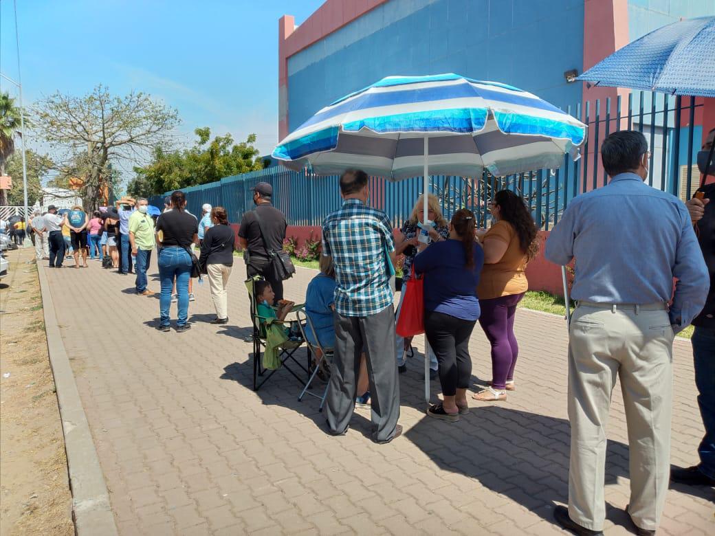 $!En el Polideportivo de la UAS, en Mazatlán, la vacunación se retrasa y empieza una hora después