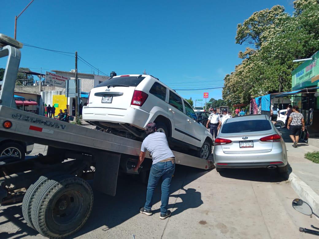 $!Conductora pierde el control y arrolla vehículo en la cabecera de Rosario