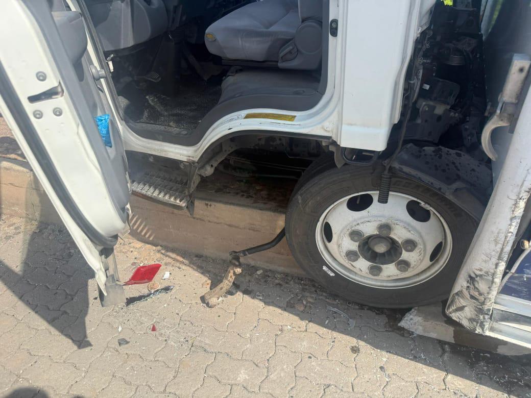 $!Choque entre camión repartidor y van turística deja tres lesionados en Mazatlán