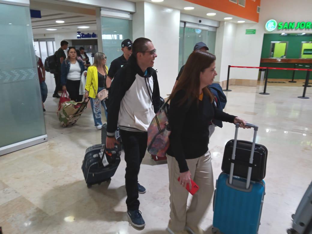 $!Arriban turistas al Aeropuerto de Mazatlán para disfrutar del Carnaval