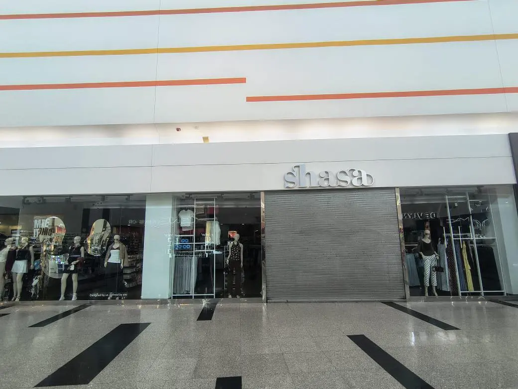 $!Colapsa plafón en una boutique en la Plaza Paseo Los Mochis; fuga de agua obliga a cerrar el local
