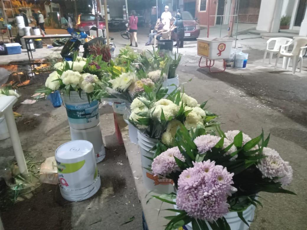 $!Comerciantes de flores de Rosario registran ventas ‘flojas’ por Día de Muertos