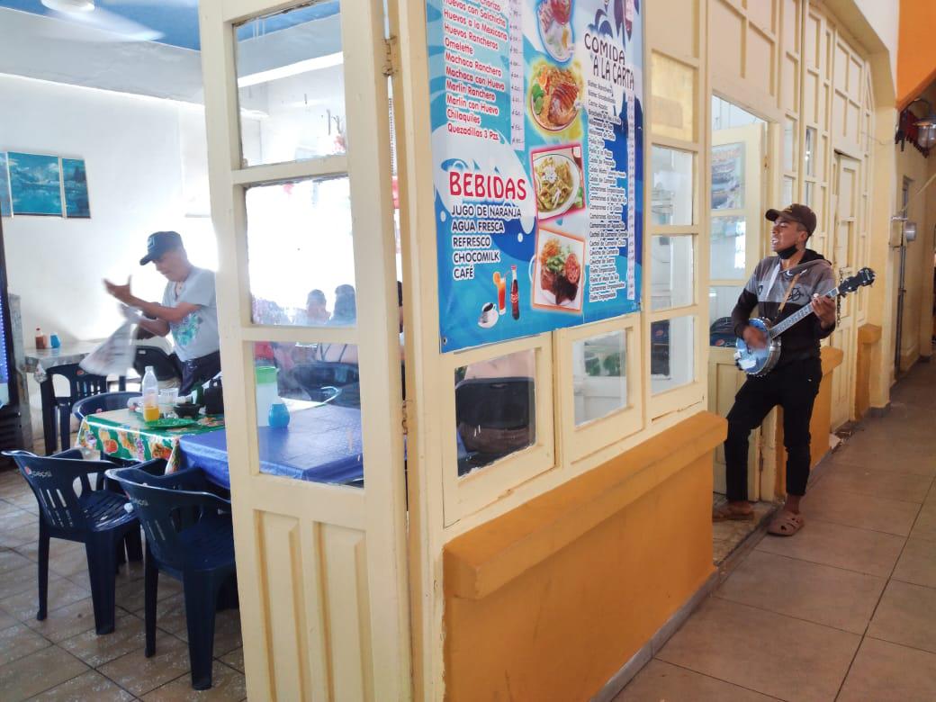 $!En el mercado ‘Pino Suárez’ reviven restaurantes al caerles agua