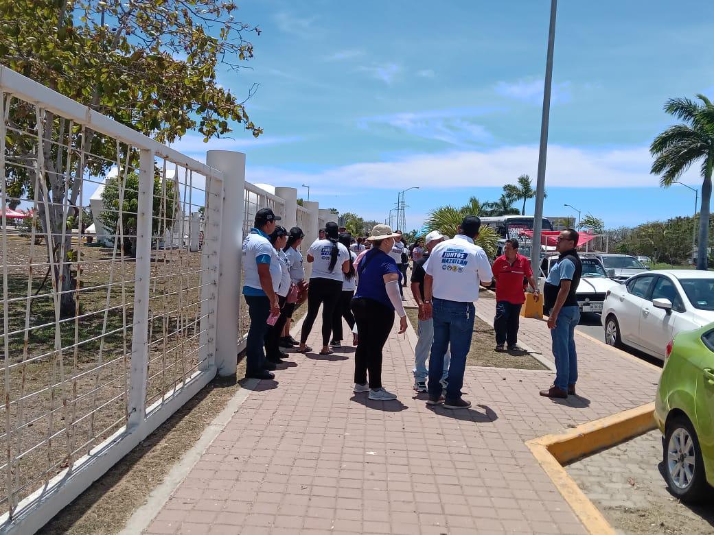 $!Esperan centenares de personas a Xóchitl Gálvez en su gira electoral por Mazatlán