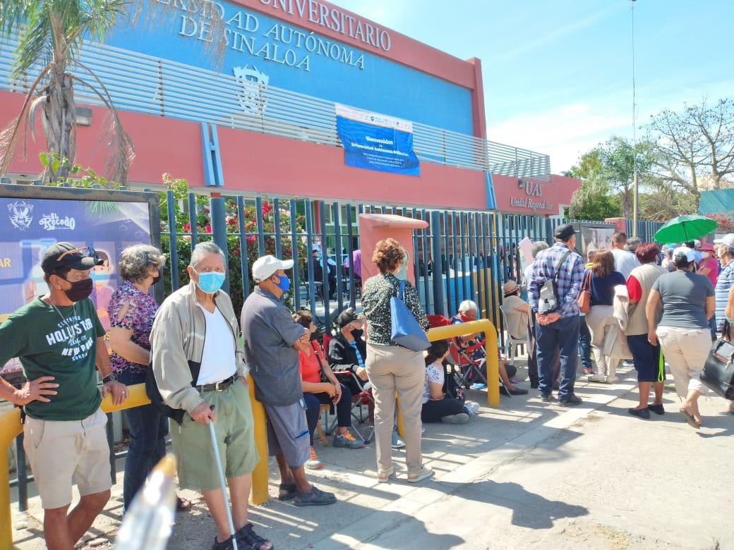 $!Con retrasos, desorganización y reclamos, inicia en Mazatlán la vacunación contra el Covid-19