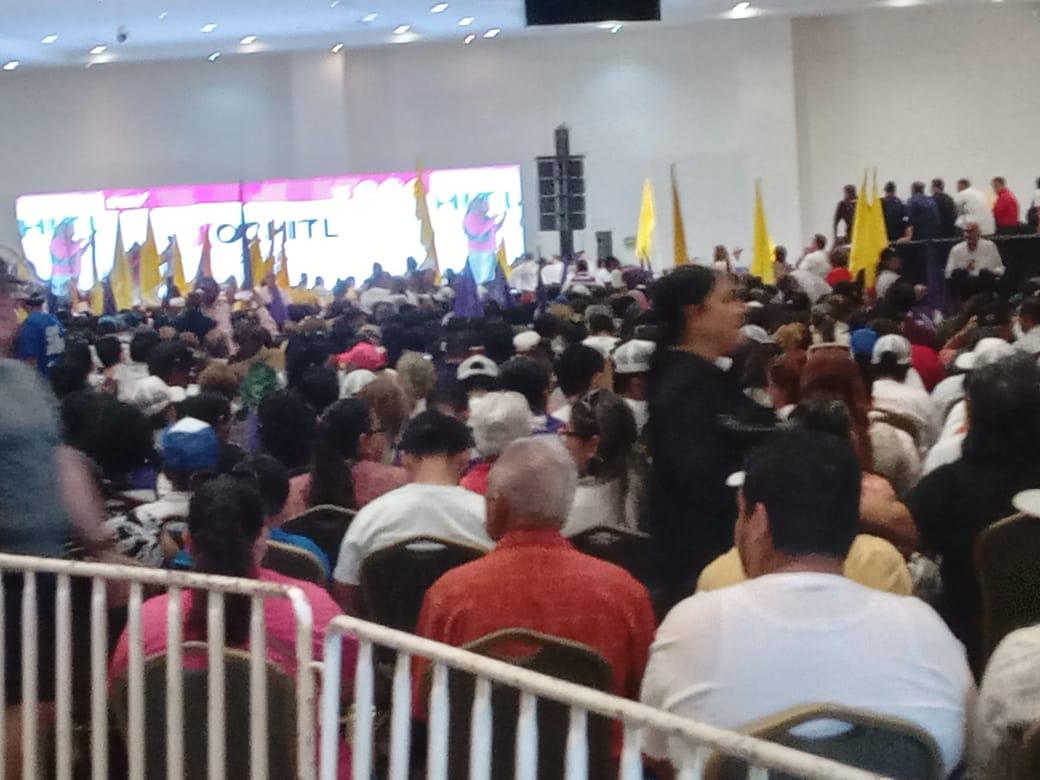 $!Esperan centenares de personas a Xóchitl Gálvez en su gira electoral por Mazatlán