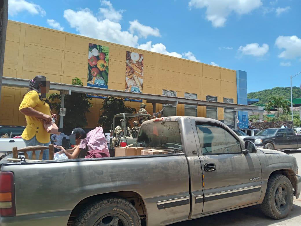 $!Familias de la sierra de Rosario bajan por provisiones
