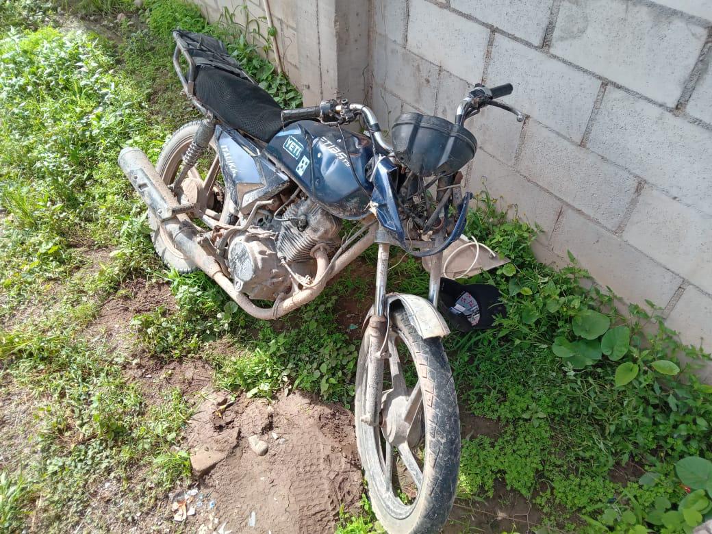 $!Motociclista se impacta contra camión estacionado en carretera estatal a Chametla
